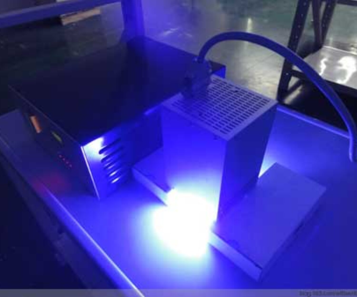 Macchina di polimerizzazione UV LED che polimerizza l'olio luce effetto prodotto test reale